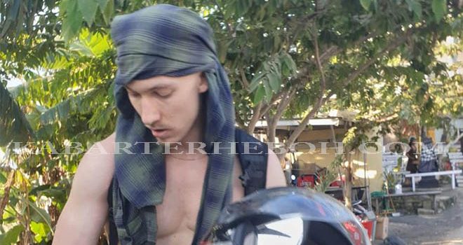 Bule memukul warga lokal di objek wisata Pantai Kelingking Desa Bungamekar Kecamatan Nusa Penida Klungkung Bali pada hari Sabtu